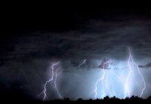 Onduleur et appareils électroniques : coup de foudre assuré pour parer aux orages