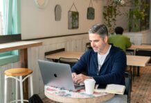 Comment travailler en utilisant le WiFi public sans se soucier de la sécurité Travailler à partir d'un café équipé d'un réseau WiFi public peut présenter un risque pour la sécurité. (Unsplash/Linkedin Sales Solutions)