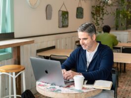 Comment travailler en utilisant le WiFi public sans se soucier de la sécurité Travailler à partir d'un café équipé d'un réseau WiFi public peut présenter un risque pour la sécurité. (Unsplash/Linkedin Sales Solutions)
