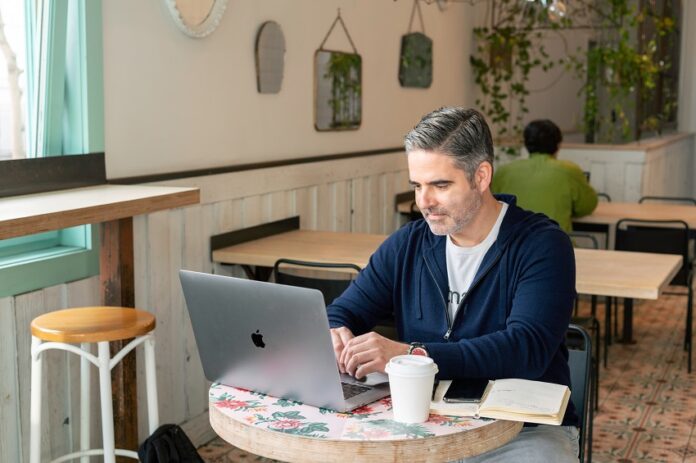 vpn-serveur Travailler à partir d'un café équipé d'un réseau WiFi public peut présenter un risque pour la sécurité. (Unsplash/Linkedin Sales Solutions)