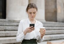 Comment les applications de rencontres utilisent les chats vidéo et l’IA pour protéger la sécurité des utilisateurs